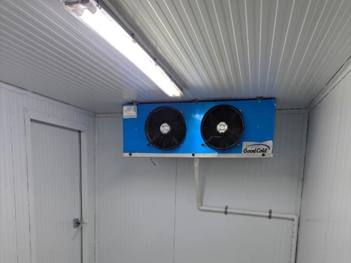 Cámara frigorífica terminada con equipo evaporador instalado en el techo