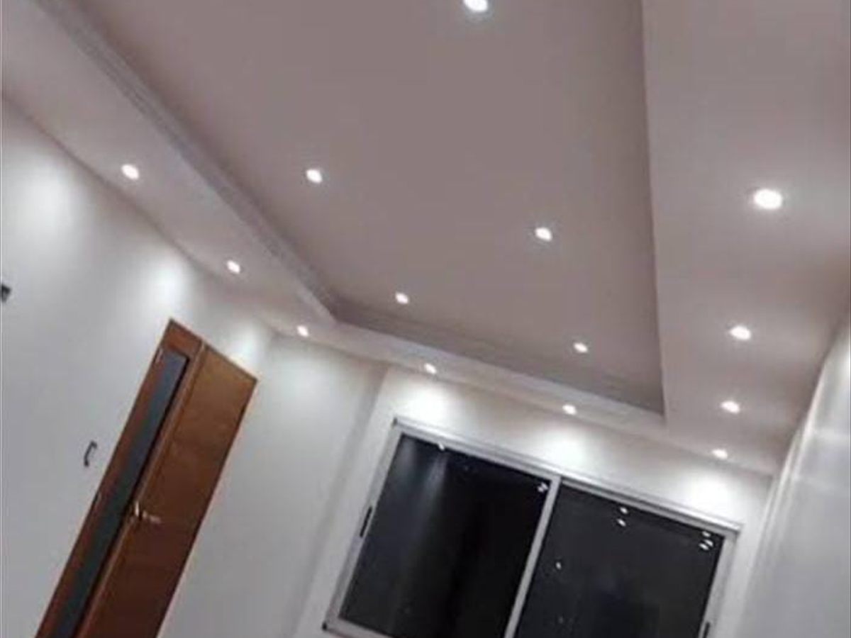 Cielorraso de durlock terminado con iluminación LED embutida en un living