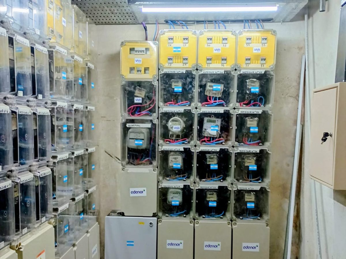 Sala de medidores de un consorcio con tableros eléctricos rotulados e instalación ordenada