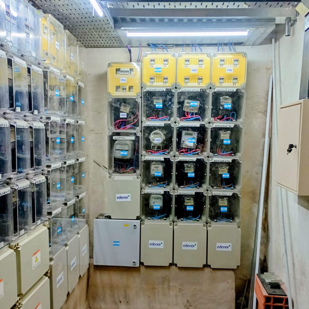 Sala de medidores y tableros eléctricos de un consorcio instalada por MP Servicios e Instalaciones